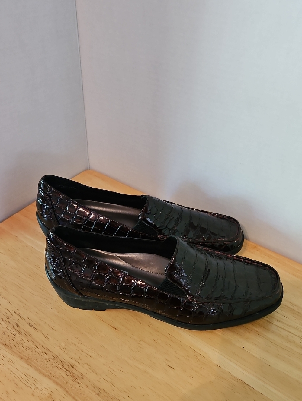 Womens Glossy Brown Croc-Embossed Leather Slip-On Loafers